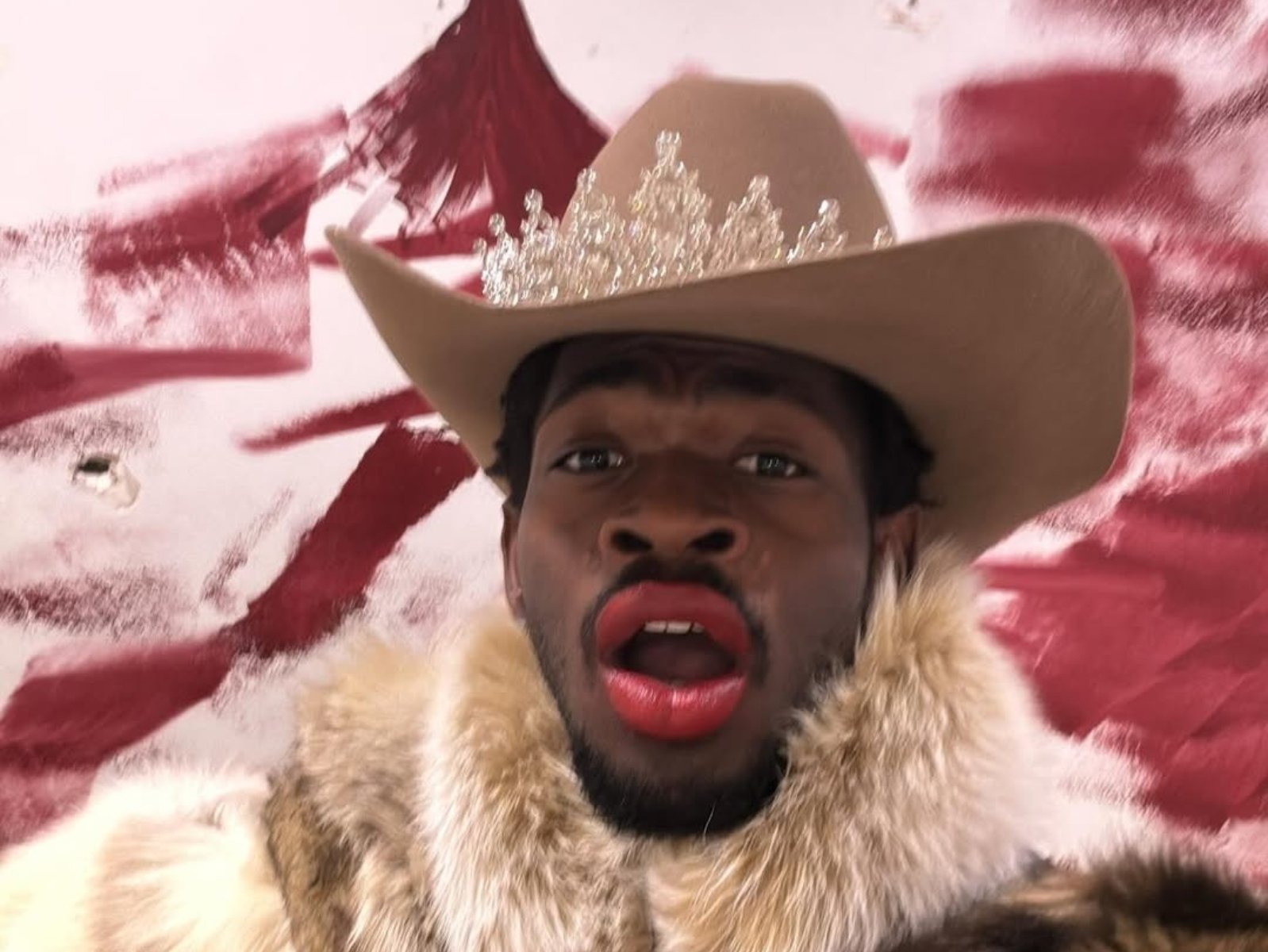 Lil Nas X 深夜只穿內褲和靴子上街熱舞！涉嫌過量用藥還襲警被逮捕！