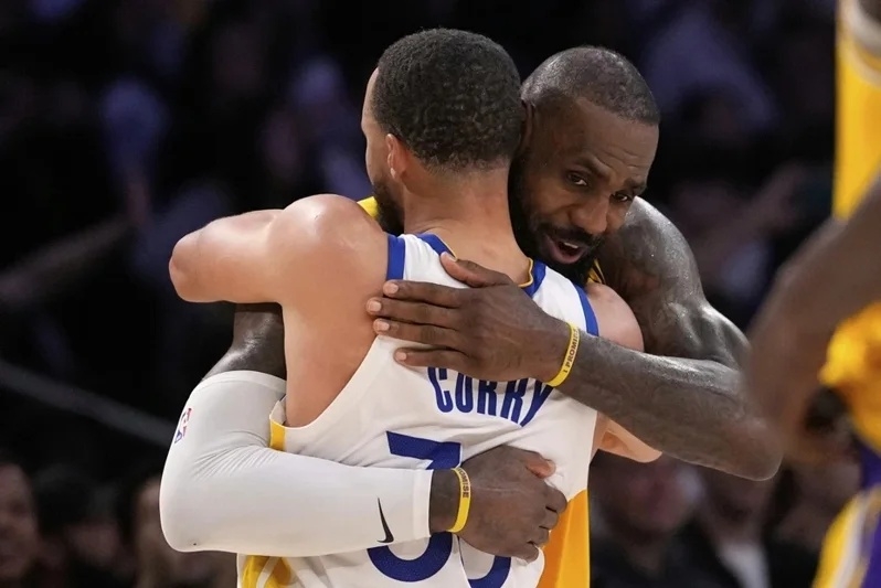 NBA/詹皇、Curry 真的有望同隊聯手?外媒爆料「勇士一直致電給湖人談交易!」