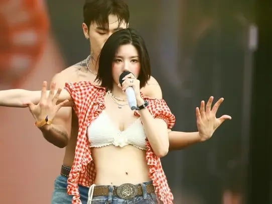 權恩妃 Waterbomb 水彈舞台服裝遭批太搶眼！無奈回應：「我媽生給我的，怎能怪我呢？」