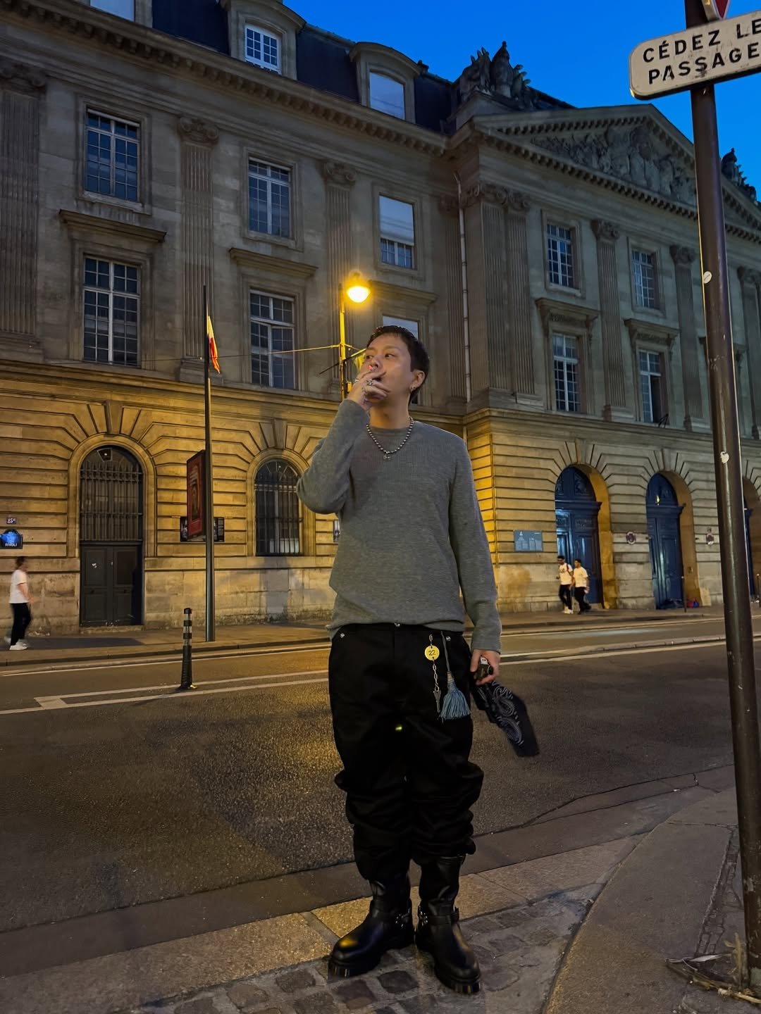 泫雅、龍俊亨巴黎出遊放閃引爭議!街頭抽菸疑觸犯法國法律!