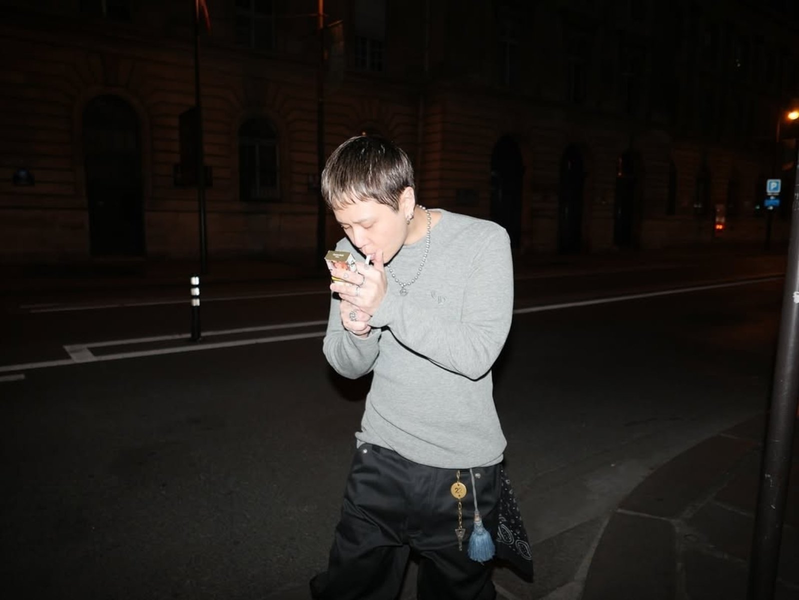 泫雅、龍俊亨巴黎出遊放閃引爭議！街頭抽菸疑觸犯法國法律！