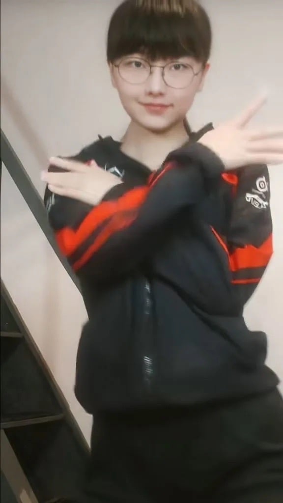 《英雄聯盟》世界冠軍 Faker 出現「女版分身」!網紅莎赫兒撞臉爆紅,網友驚呼:「太詭異!」