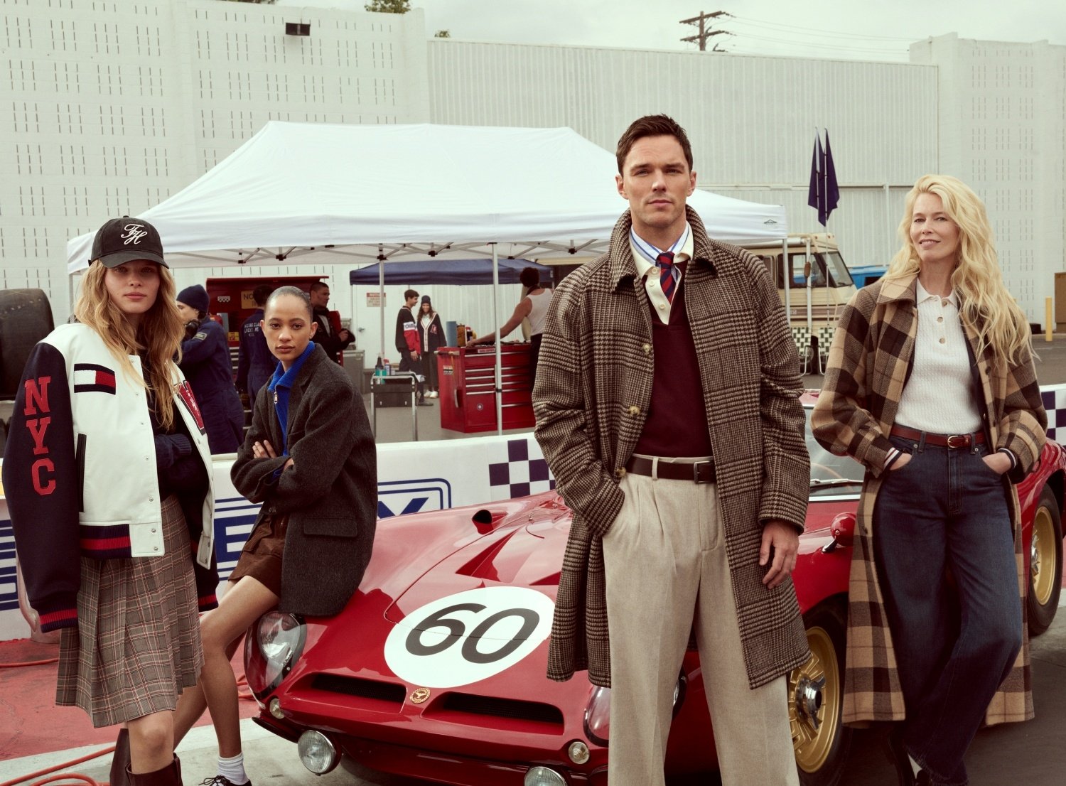 TOMMY HILFIGER 將賽車元素融入 2025 秋季形象主題,開啟「Hilfiger 賽車俱樂部」的大門