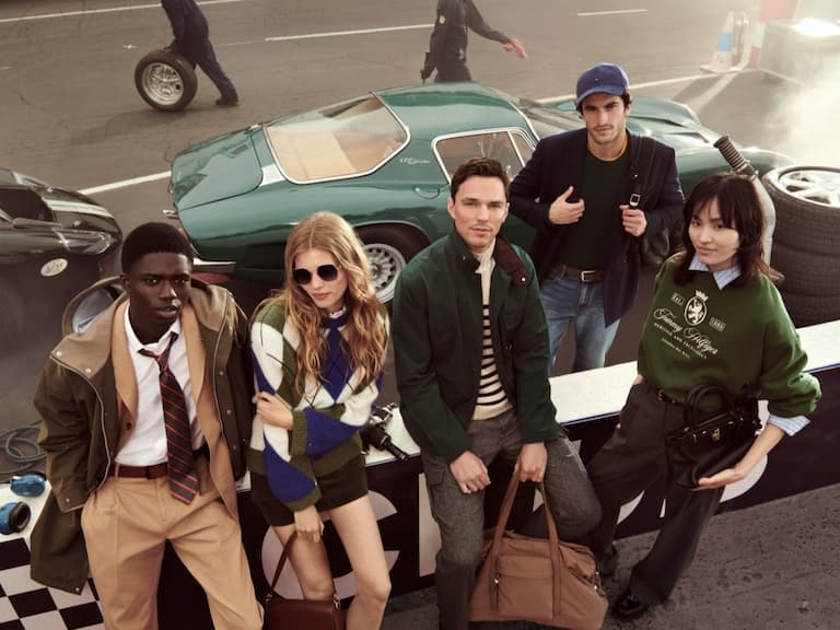 TOMMY HILFIGER 將賽車元素融入 2025 秋季形象主題，開啟「Hilfiger 賽車俱樂部」的大門