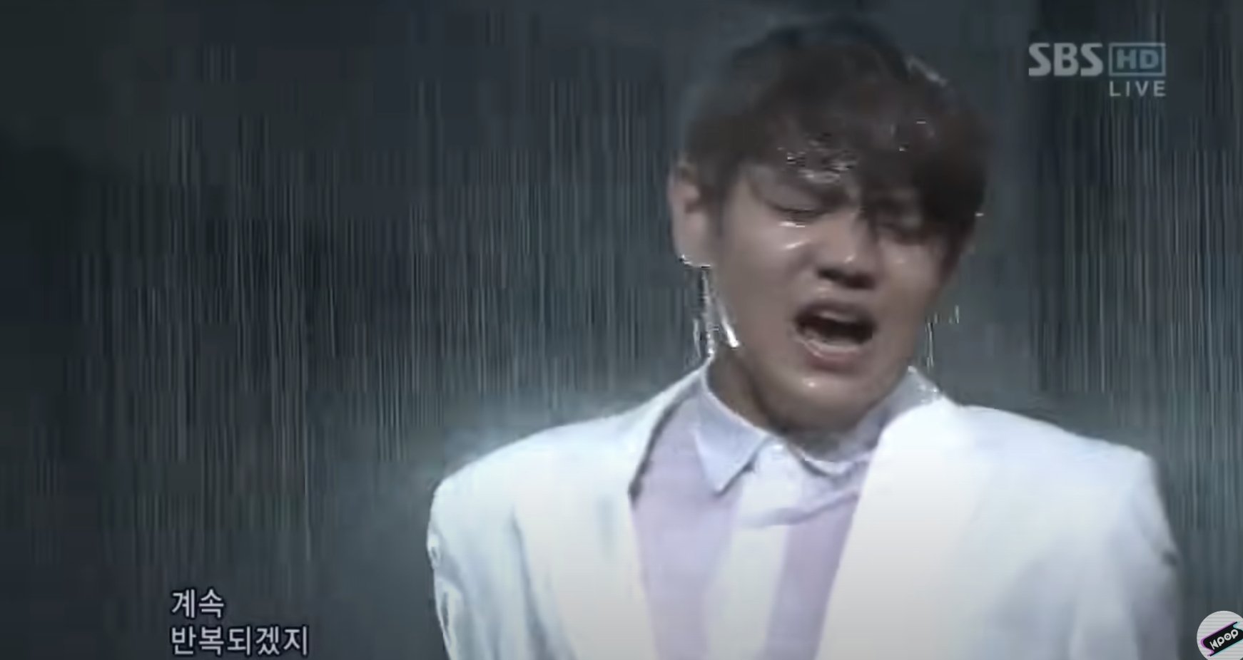 K-POP 偶像黑歷史舞台:BEAST 暴雨濕身秀、2AM 人臉時鐘⋯5 大經典快回顧!