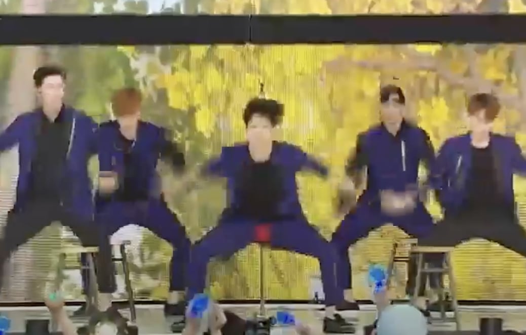K-POP 偶像黑歷史舞台:BEAST 暴雨濕身秀、2AM 人臉時鐘⋯5 大經典快回顧!
