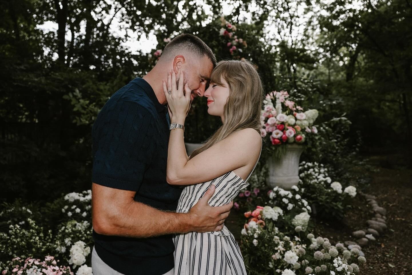 泰勒絲 Taylor Swift 接受男友 Travis Kelce 求婚了！2 年多交往戀情修成正果！