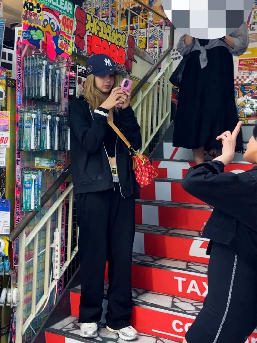 BLACKPINK Lisa 穿「整天瞎逼忙」趣味褲逛東京，來自潮牌 Praying、價格曝光！