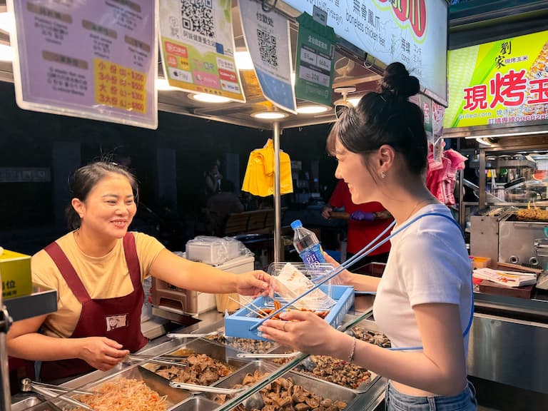 台灣寧夏夜市「逛夜市神器」爆紅！網友狂讚：「絕佳發明！」