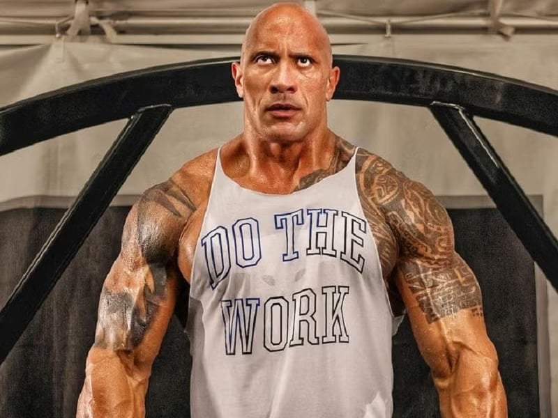 巨石強森 Dwayne Johnson 身高 196 身材暴瘦！新電影《粉碎機器》瘦身引網驚：「變小石頭！」