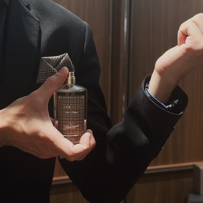 男生穿西裝噴香水技巧