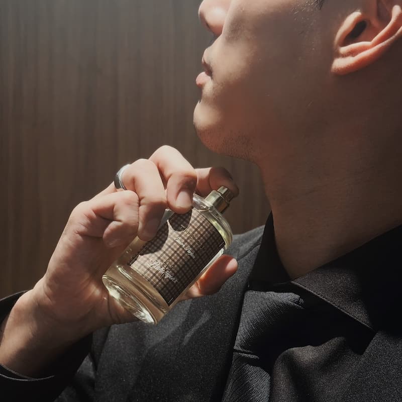 男生穿西裝噴香水技巧