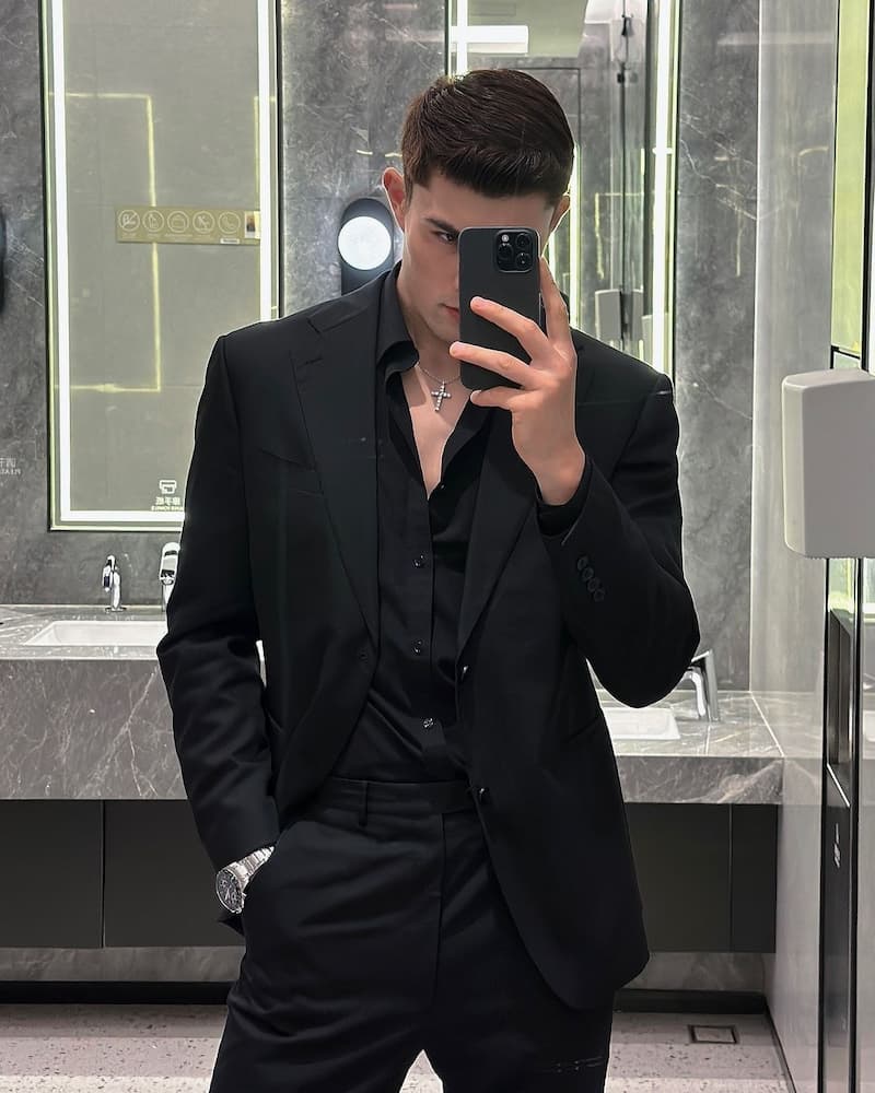 男生穿西裝噴香水技巧