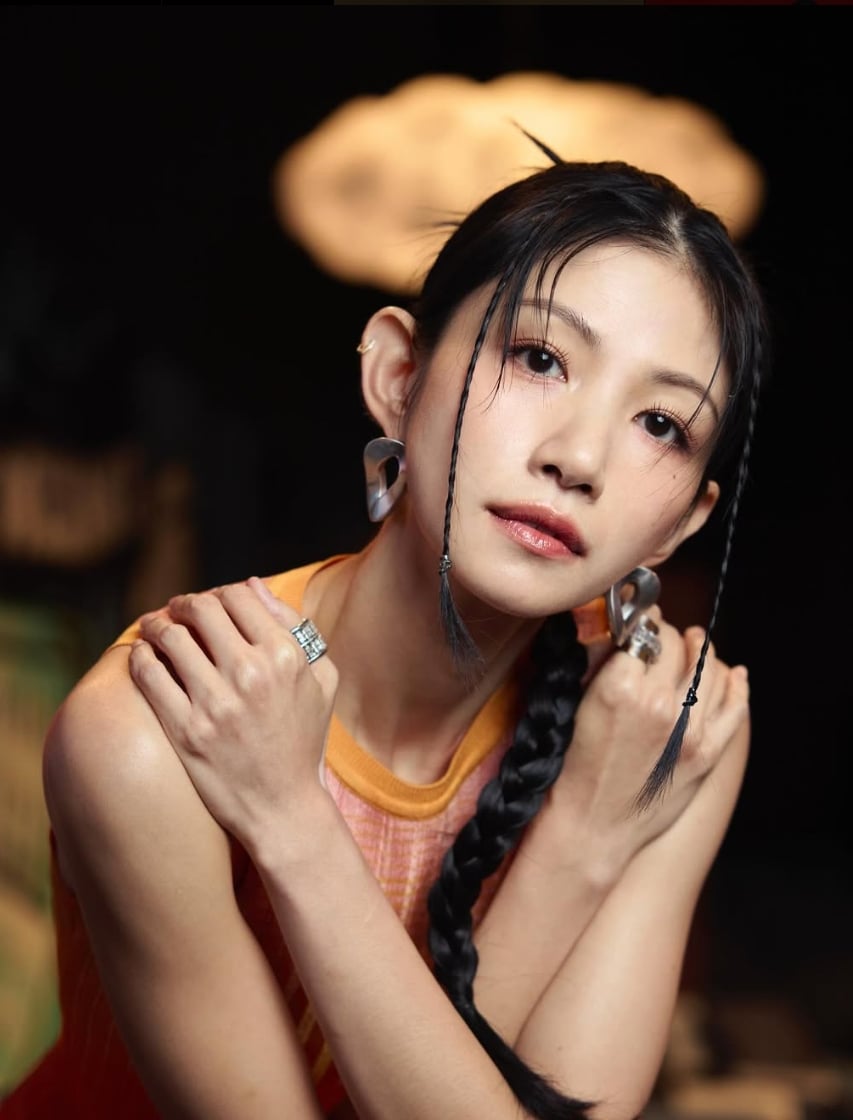 李千娜親曝「學生時期稚嫩照」!粉絲驚嘆:「更像女兒!」