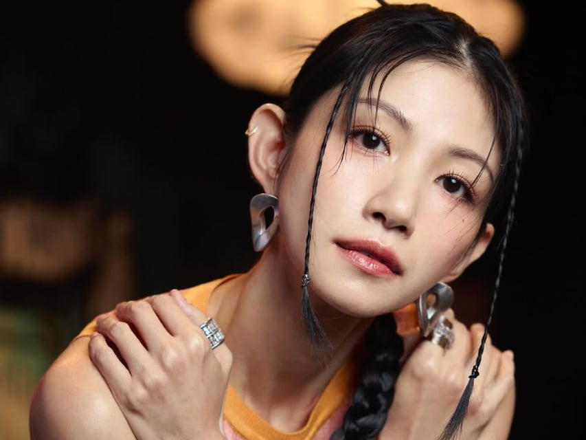 李千娜親曝「學生時期稚嫩照」！粉絲驚嘆：「更像女兒！」