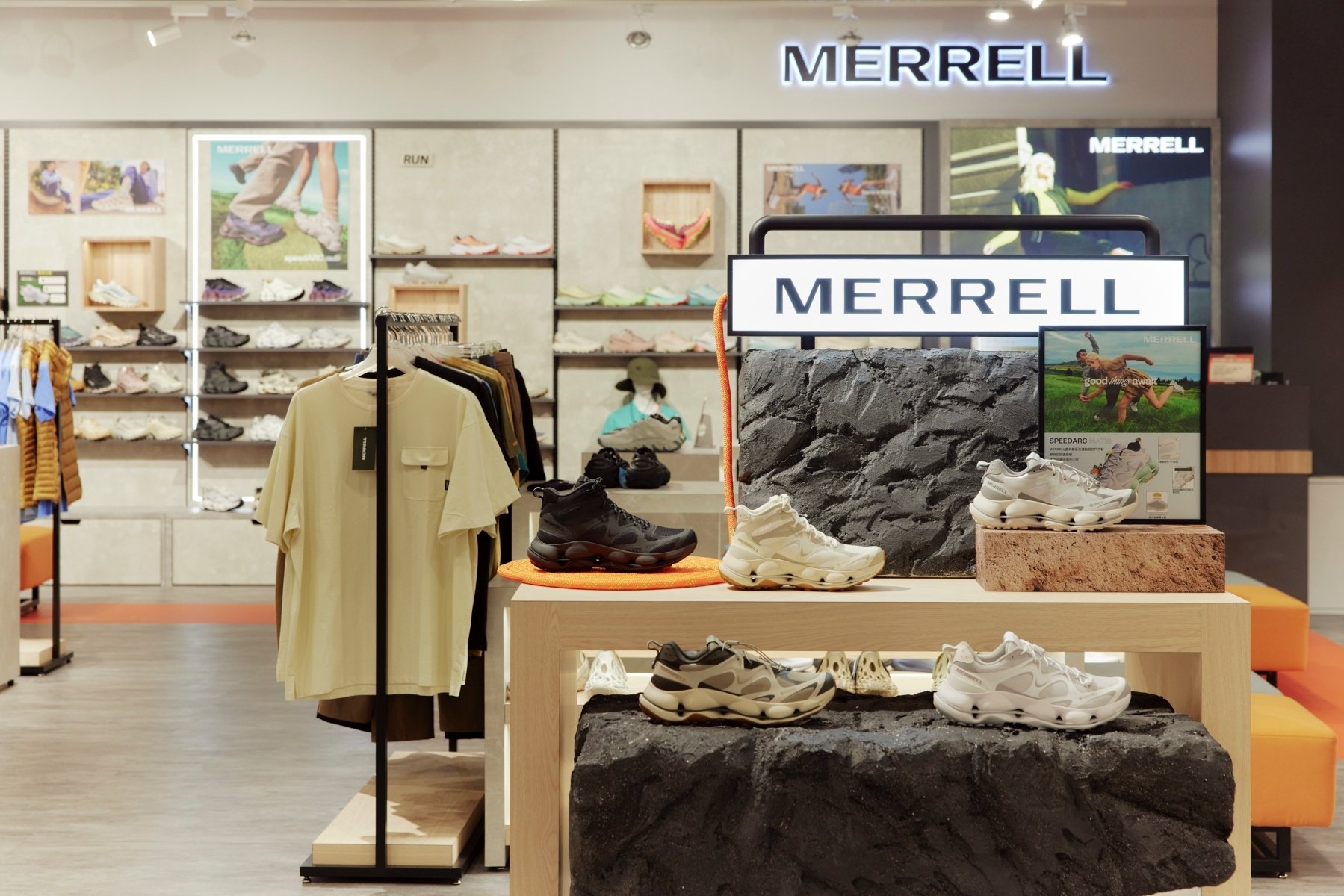 MERRELL 1TRL 全台首店南港 LaLaport 開幕!四大亮點鞋款搶先看、「機能 × 時尚」全新據點!