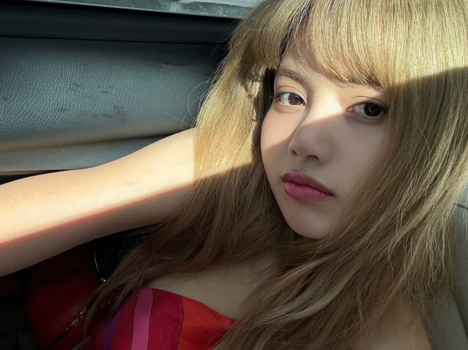 BLACKPINK Lisa 身高 167 度假辣照藏玄機！疑暗示個人公司 LLOUD 推出泳衣系列！