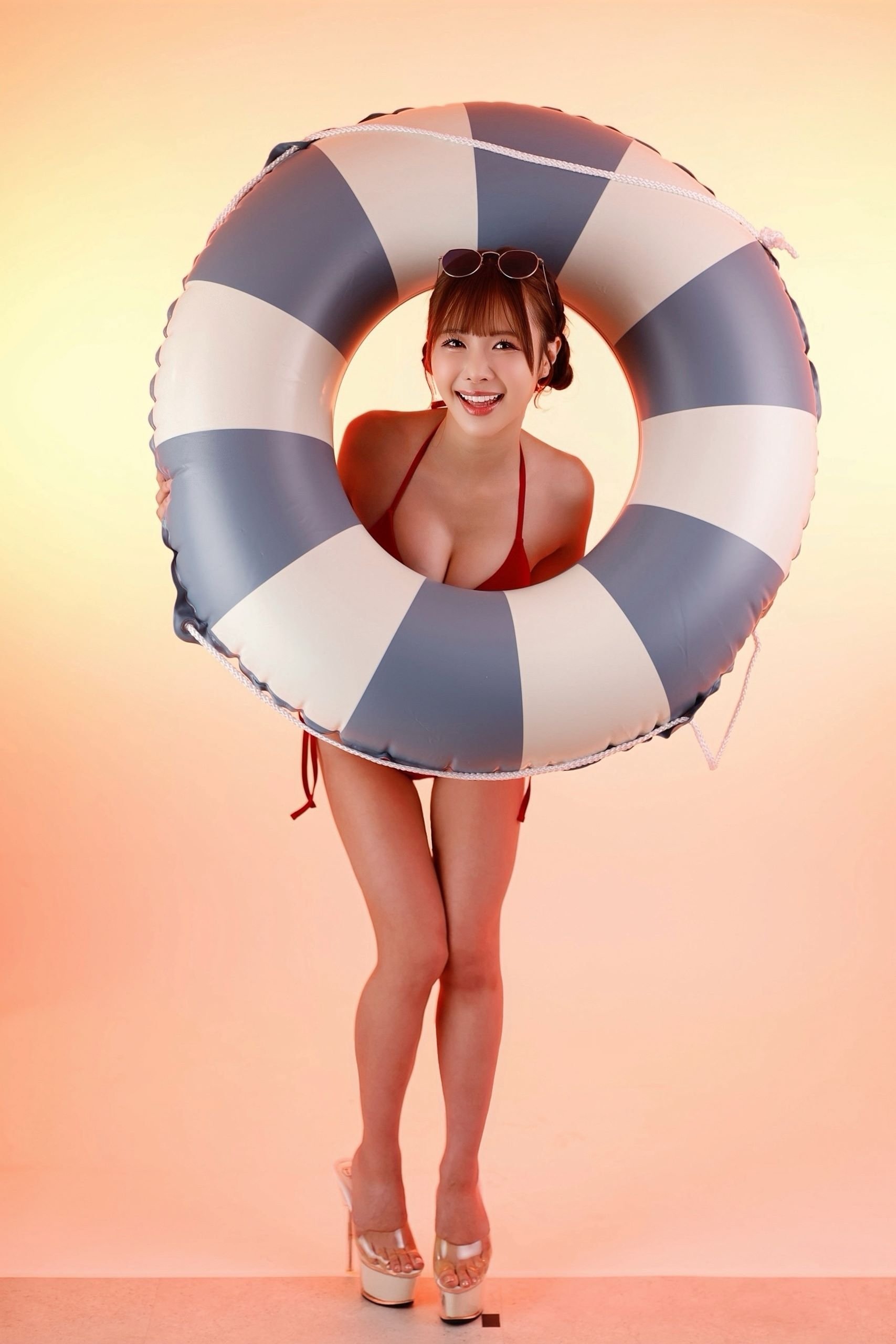 小倉由菜、桃園怜奈、唯井真尋、栗山莉緒 4 大AV女優夢幻合體來場《水著誘惑・泳裝派對》!