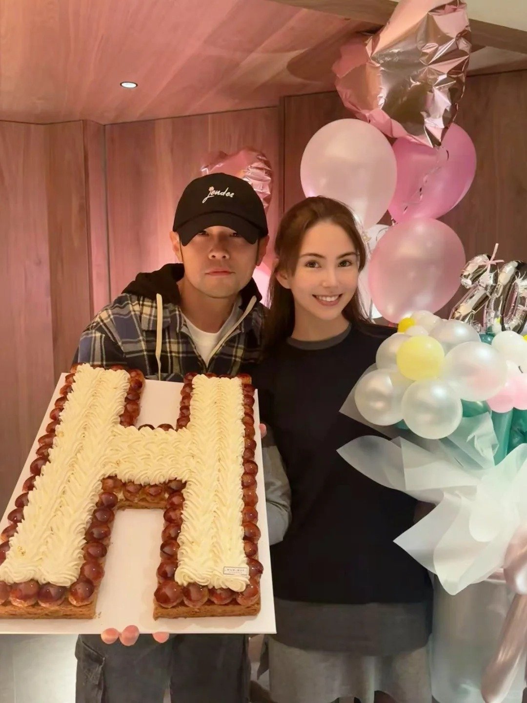 周杰倫夫妻澳洲約會被粉絲巧遇!昆凌寬鬆穿搭意外引熱議「第四胎嗎?」