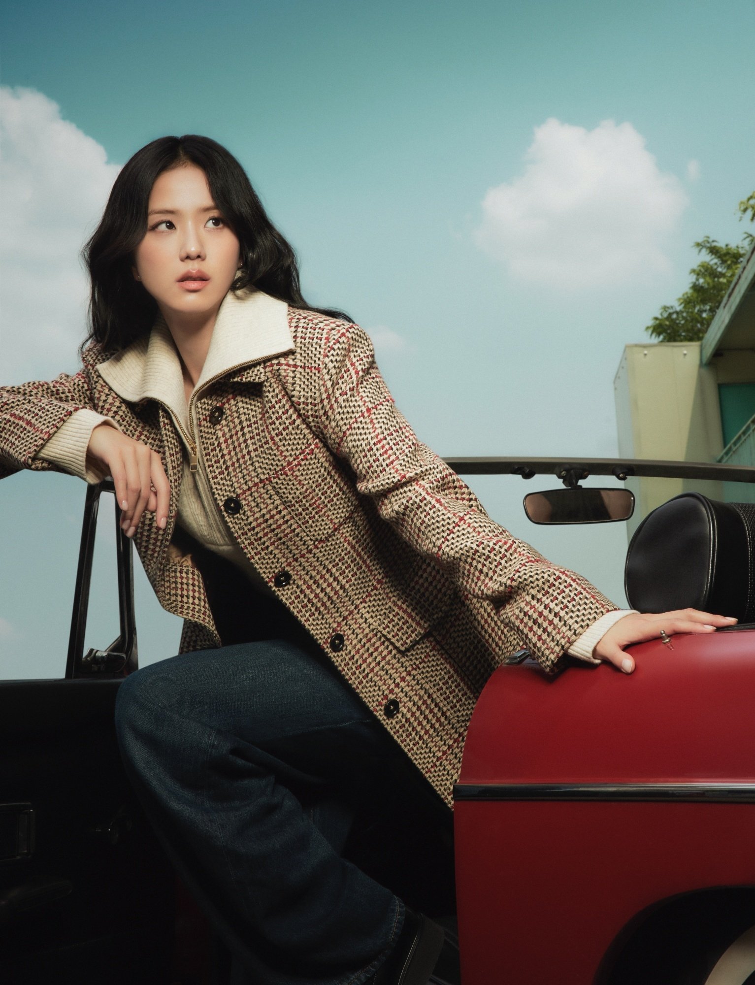 TOMMY HILFIGER 2025 年秋季形象廣告將經典美式風格帶進賽車場 並由 JISOO 領銜全新主題「Hilfiger 賽車俱樂部」