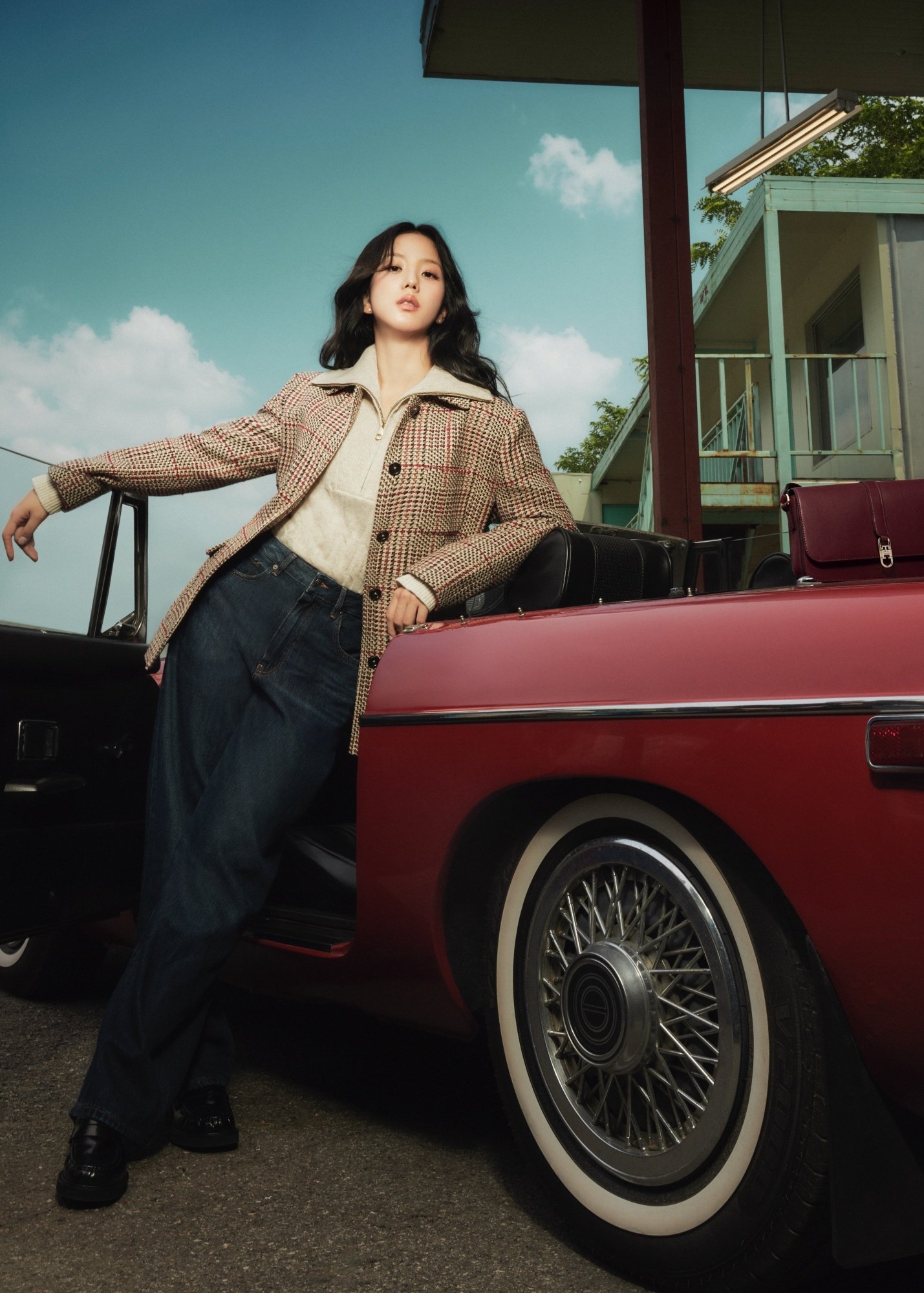 TOMMY HILFIGER 2025 年秋季形象廣告將經典美式風格帶進賽車場 並由 JISOO 領銜全新主題「Hilfiger 賽車俱樂部」
