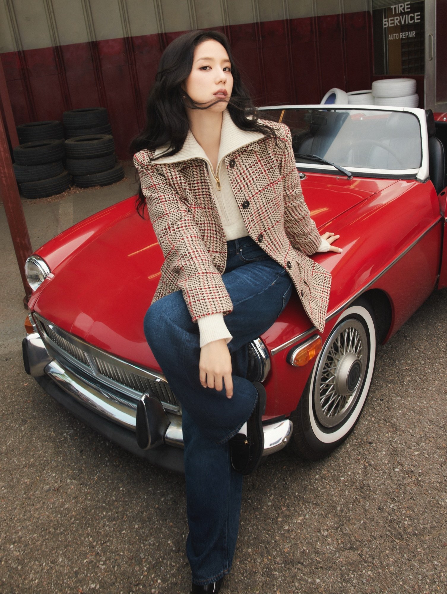 TOMMY HILFIGER 2025 年秋季形象廣告將經典美式風格帶進賽車場 並由 JISOO 領銜全新主題「Hilfiger 賽車俱樂部」