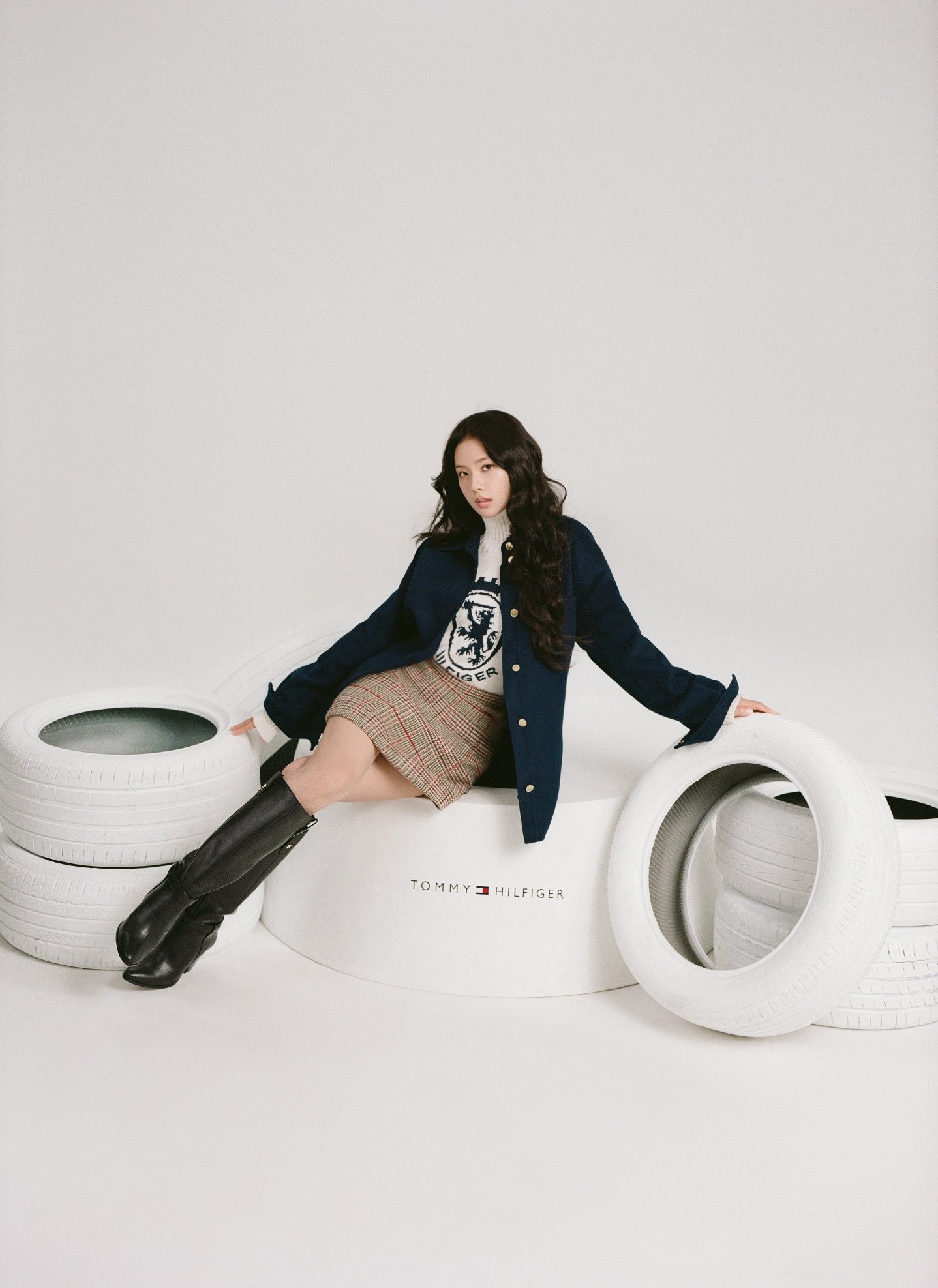 TOMMY HILFIGER 2025 年秋季形象廣告將經典美式風格帶進賽車場 並由 JISOO 領銜全新主題「Hilfiger 賽車俱樂部」
