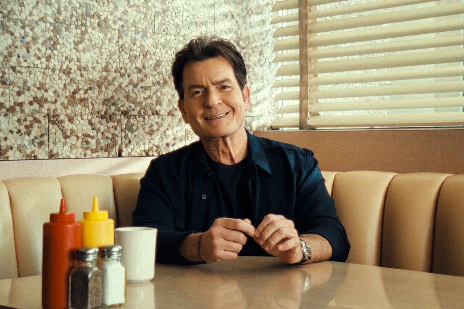查理辛 Charlie Sheen 驚爆染愛滋病!新書親揭荒唐往事!