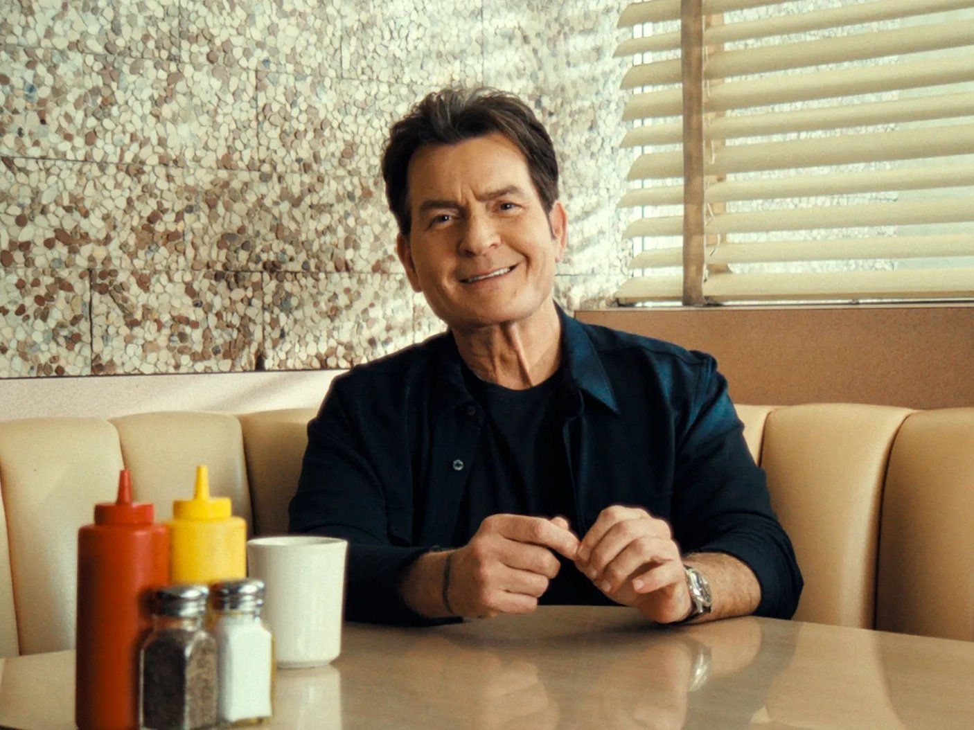 查理辛 Charlie Sheen 驚爆染愛滋病！新書親揭荒唐往事！
