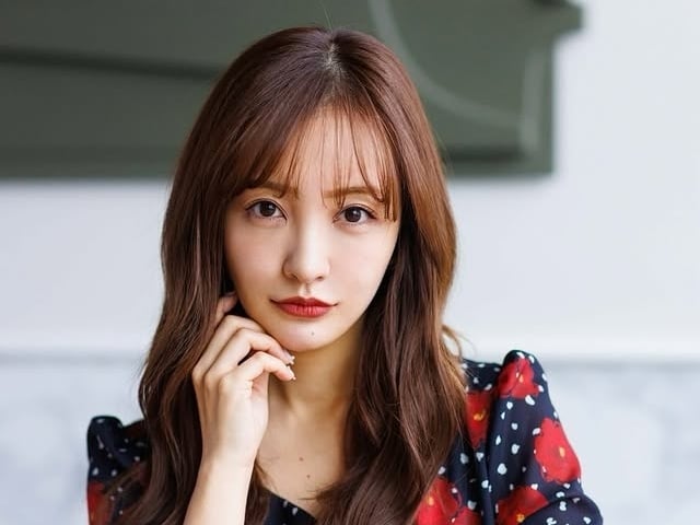 板野友美開箱百萬豪宅！曬名牌包牆澄清拒當貴婦：「每週工作 6 天！」