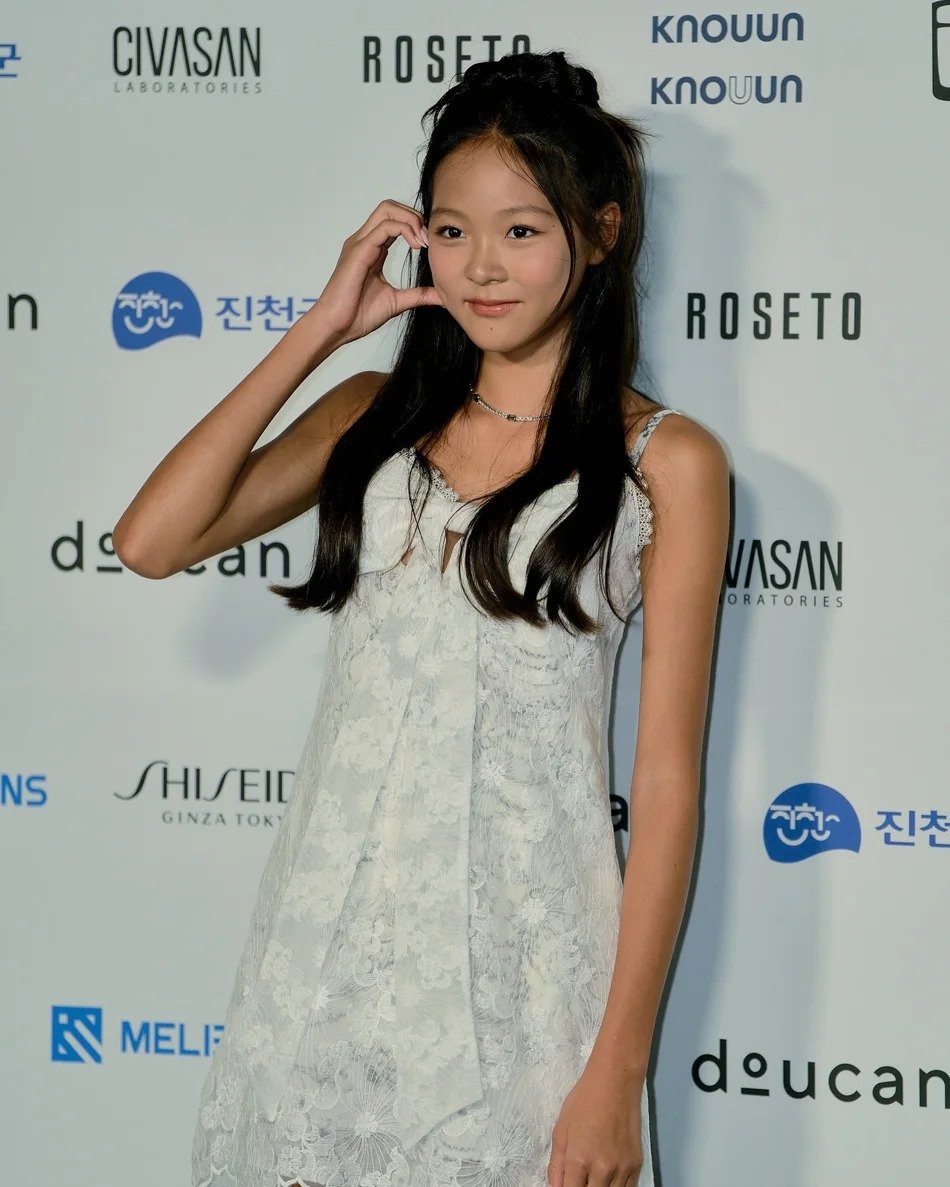 《超人回來了》GD 曾帶的小孩秋小愛近況曝光！14 歲身高 174 高挑比例引熱議！