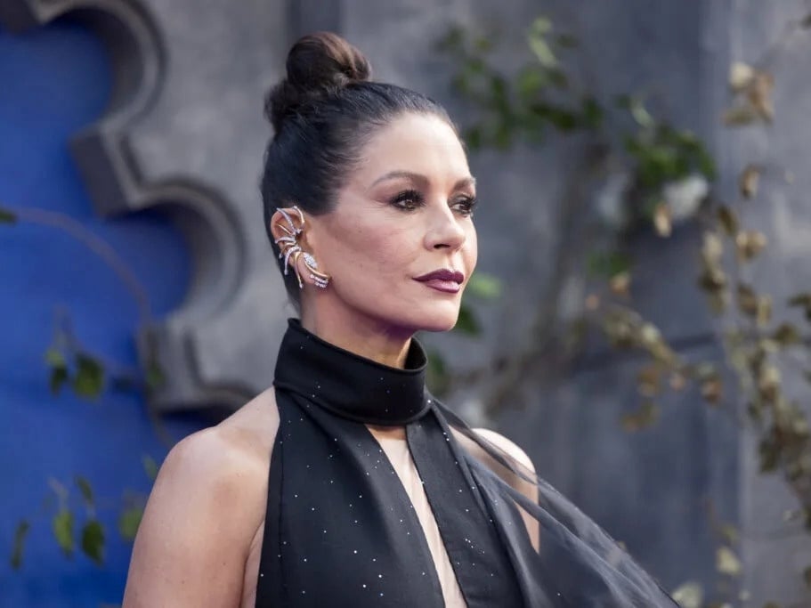 凱薩琳麗塔瓊絲 Catherine Zeta-Jones 節目失言對 12 歲男孩開玩笑！引網批：「有夠噁心！」