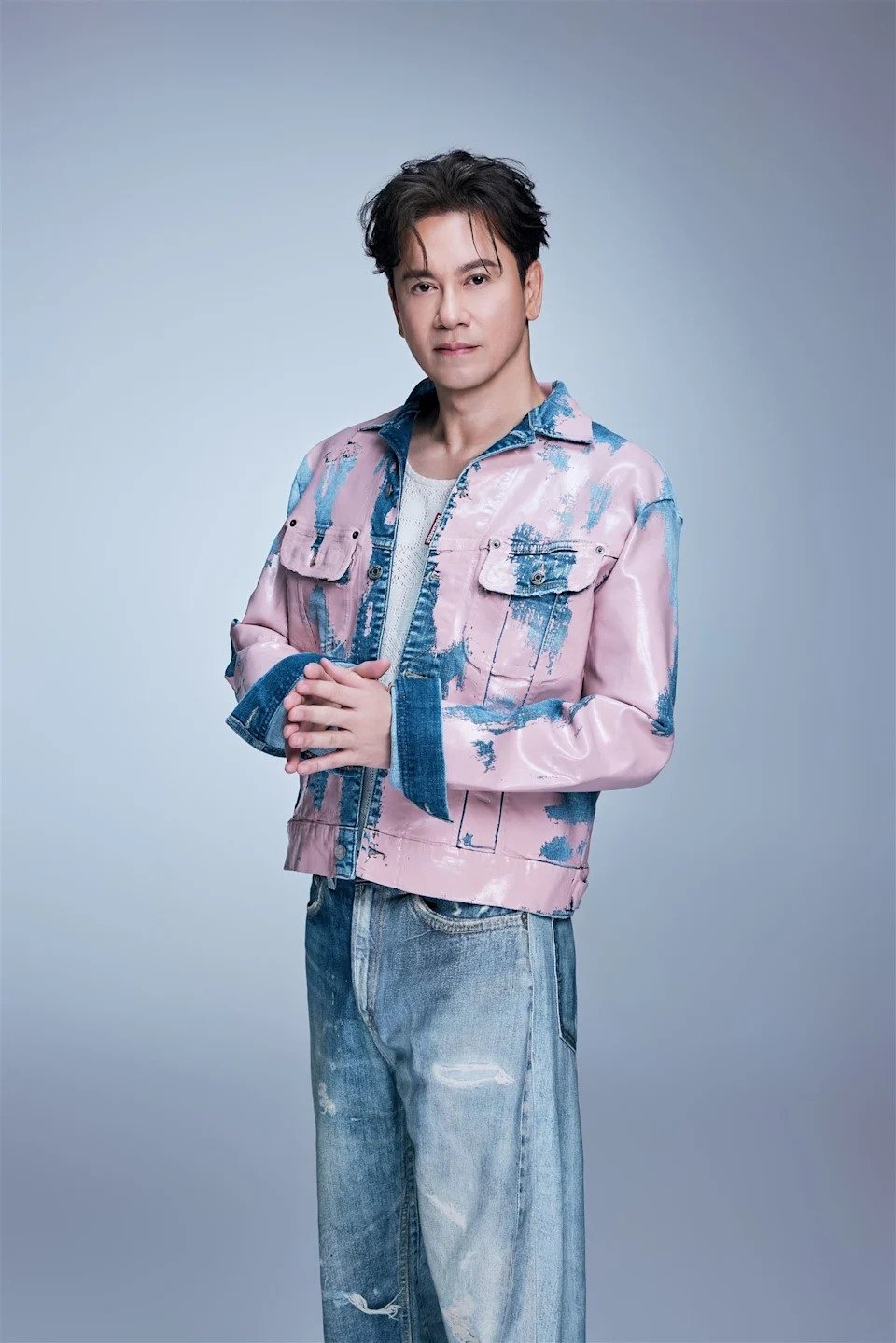 李聖傑演唱會小巨蛋消息頻傳！曬浴袍照，大秀結實胸肌引熱議！