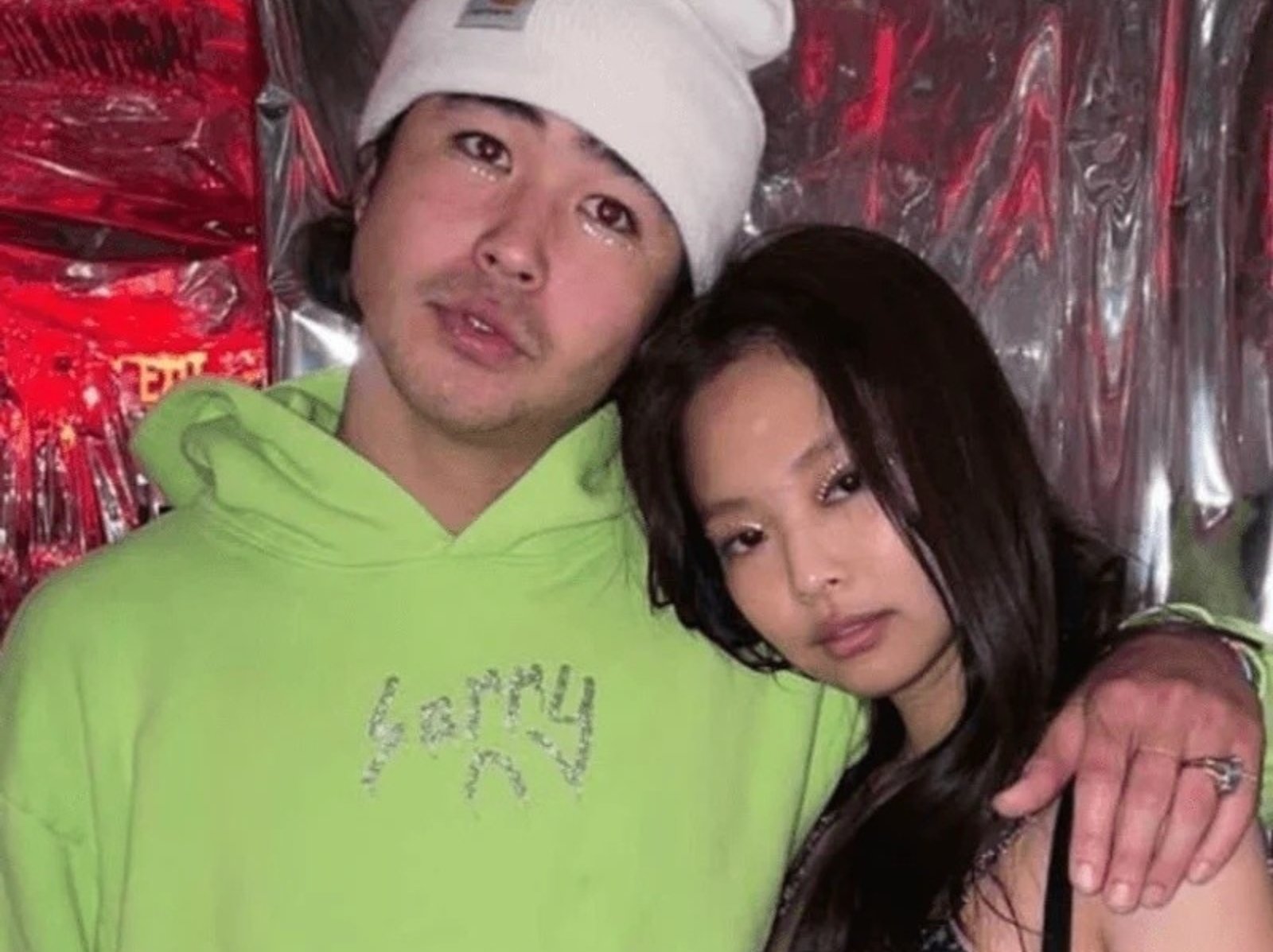 Jennie 爆新戀情「大街放閃牽手緊抱」畫面流出！男方身份起底竟是好萊塢男星！