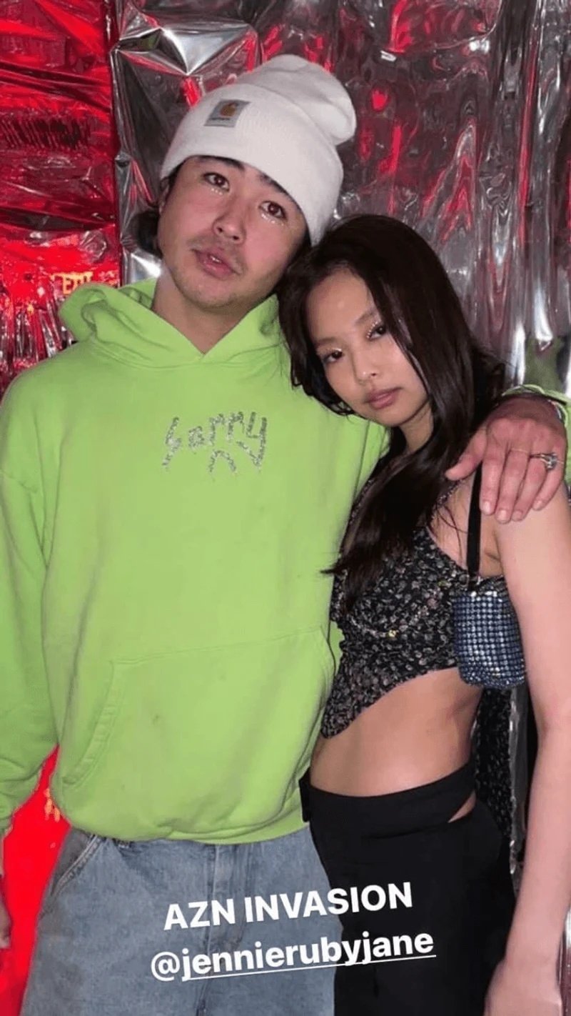 Jennie 爆新戀情「大街放閃牽手緊抱」畫面流出！男方身份起底竟是好萊塢男星！