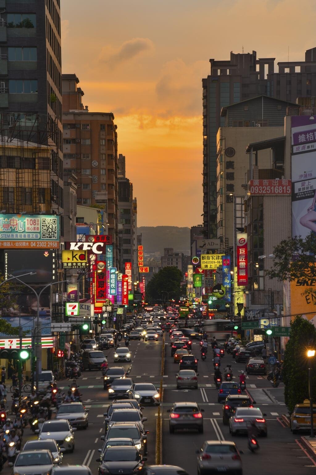 2025 熱門景點排行出爐!台中逢甲夜市進前 3 名、第一名由「這裡」強勢拿下!