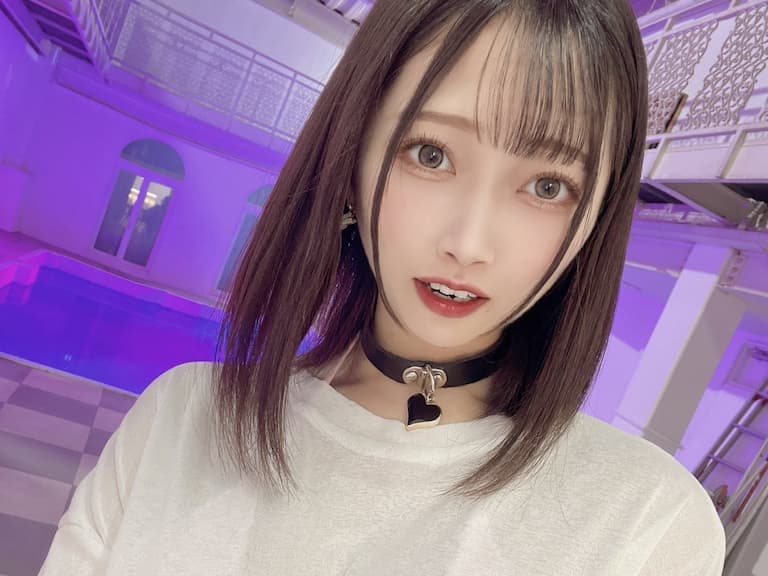 日本偶像 Phakchi 直接穿 CK 逛街！J級炸裂身材連當地政府都迫切關注！【野生抓正妹】