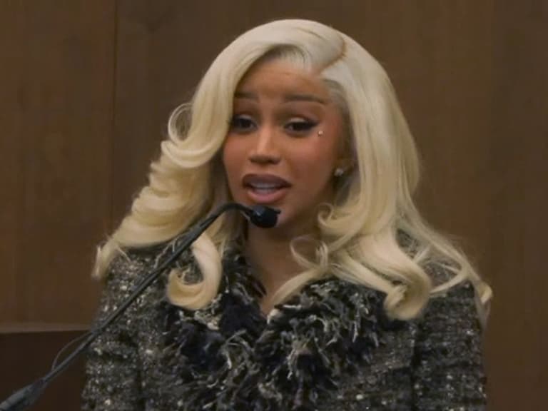 Cardi B 法庭迷因全網瘋傳！親曝打瞌睡、丟筆是真實反應自嘲：「至少這次是正面新聞！」
