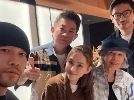 周杰倫替媽媽慶生！阿Ken 4 字逗笑她，周董驚呼：「很少男人能做到！」