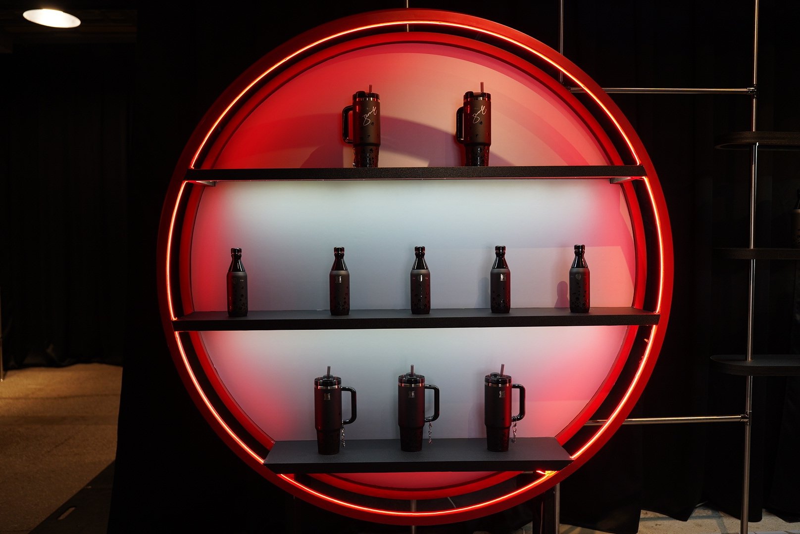 Stanley × JENNIE 推出限量聯名保溫杯!台灣快閃店、價格、開賣時間⋯一次看!