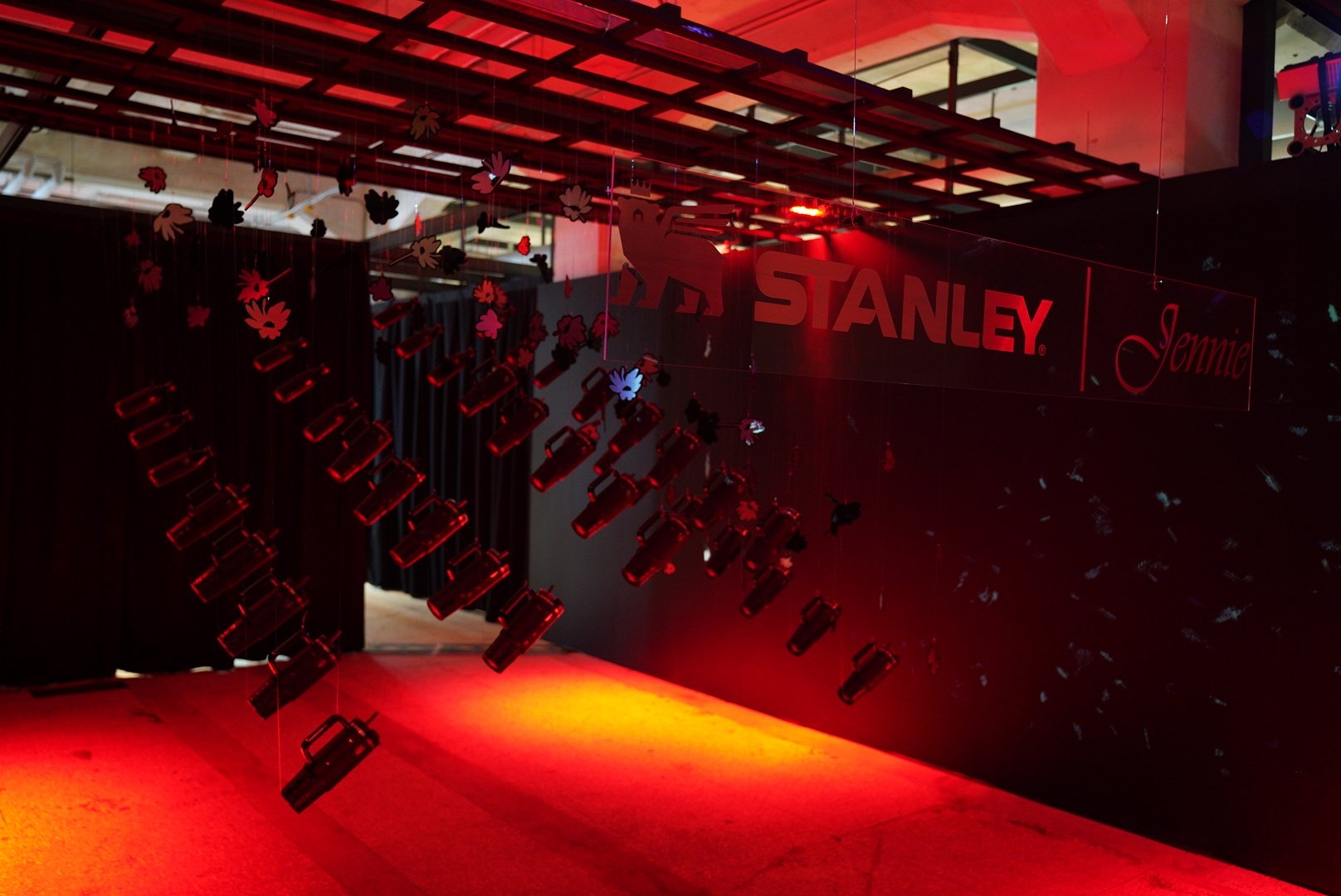 Stanley × JENNIE 推出限量聯名保溫杯!台灣快閃店、價格、開賣時間⋯一次看!
