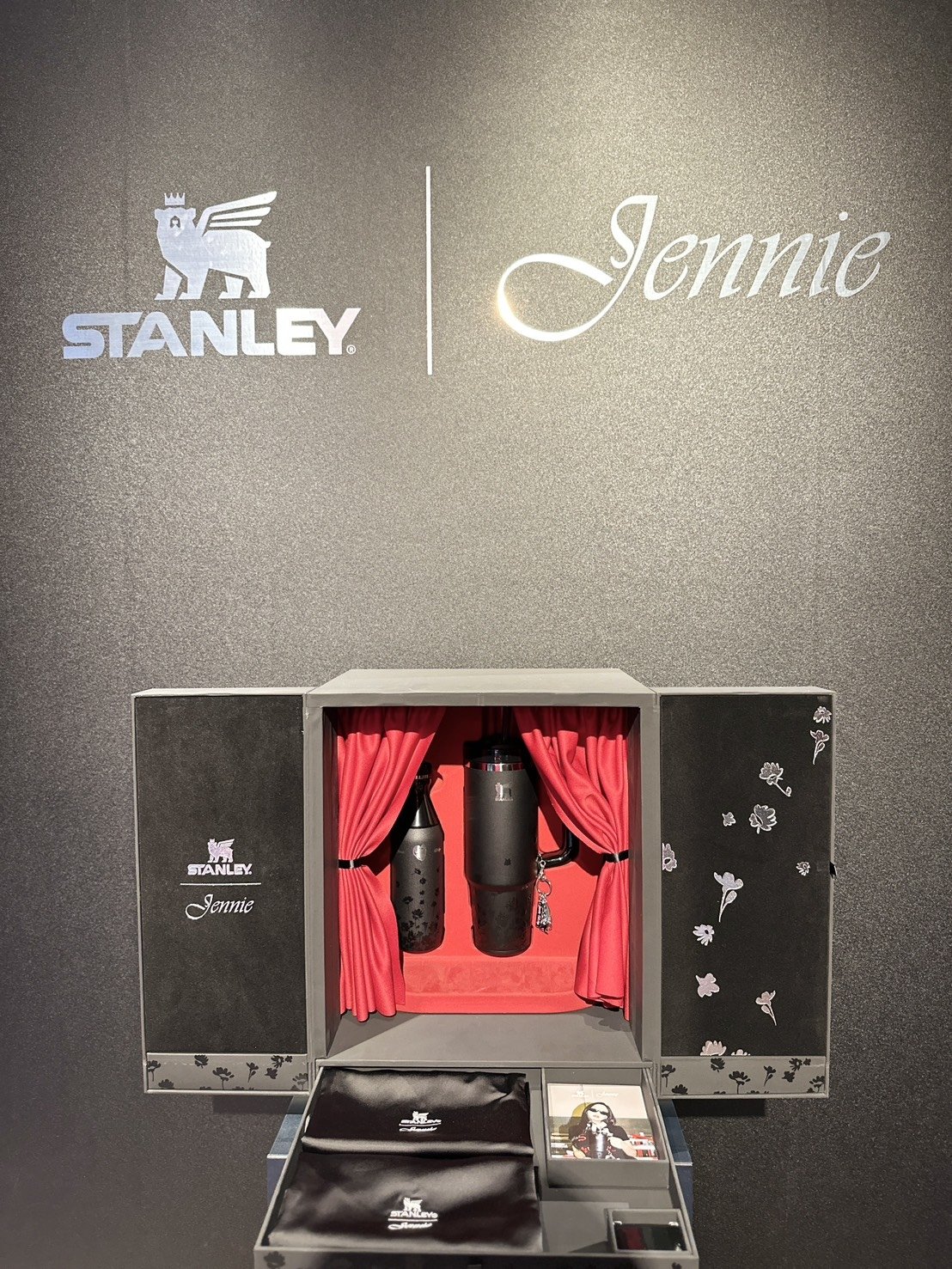 Stanley × JENNIE 推出限量聯名保溫杯!台灣快閃店、價格、開賣時間⋯一次看!