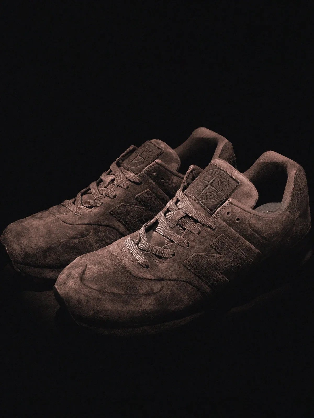 Stone Island x New Balance 574「Ghost」全新聯名釋出！高級麂皮注入島民必收！