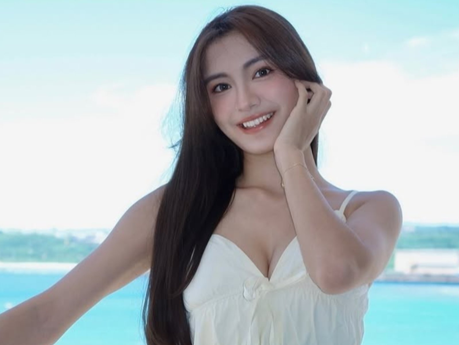 莎莎抓住夏天尾巴猛曬美照！驚喜合體少鹽、虔虔、Ariel 一同海灘熱辣出遊！【野生抓正妹】