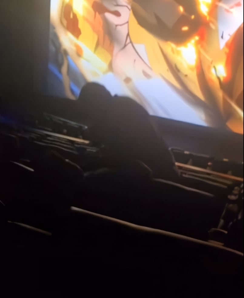 《鬼滅之刃》上映!美國男影院脫褲「尿之呼吸」挨揍!網笑:「是 4D 體驗!」