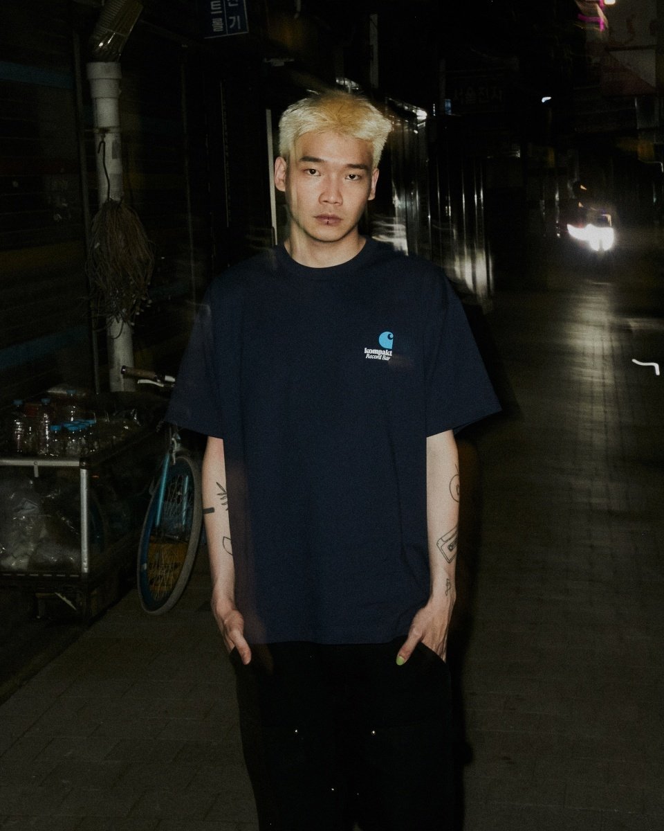 Carhartt WIP 聯手韓國品牌 Kompakt Record Bar 推出聯名系列 / 聚焦首爾黑膠、音響文化！