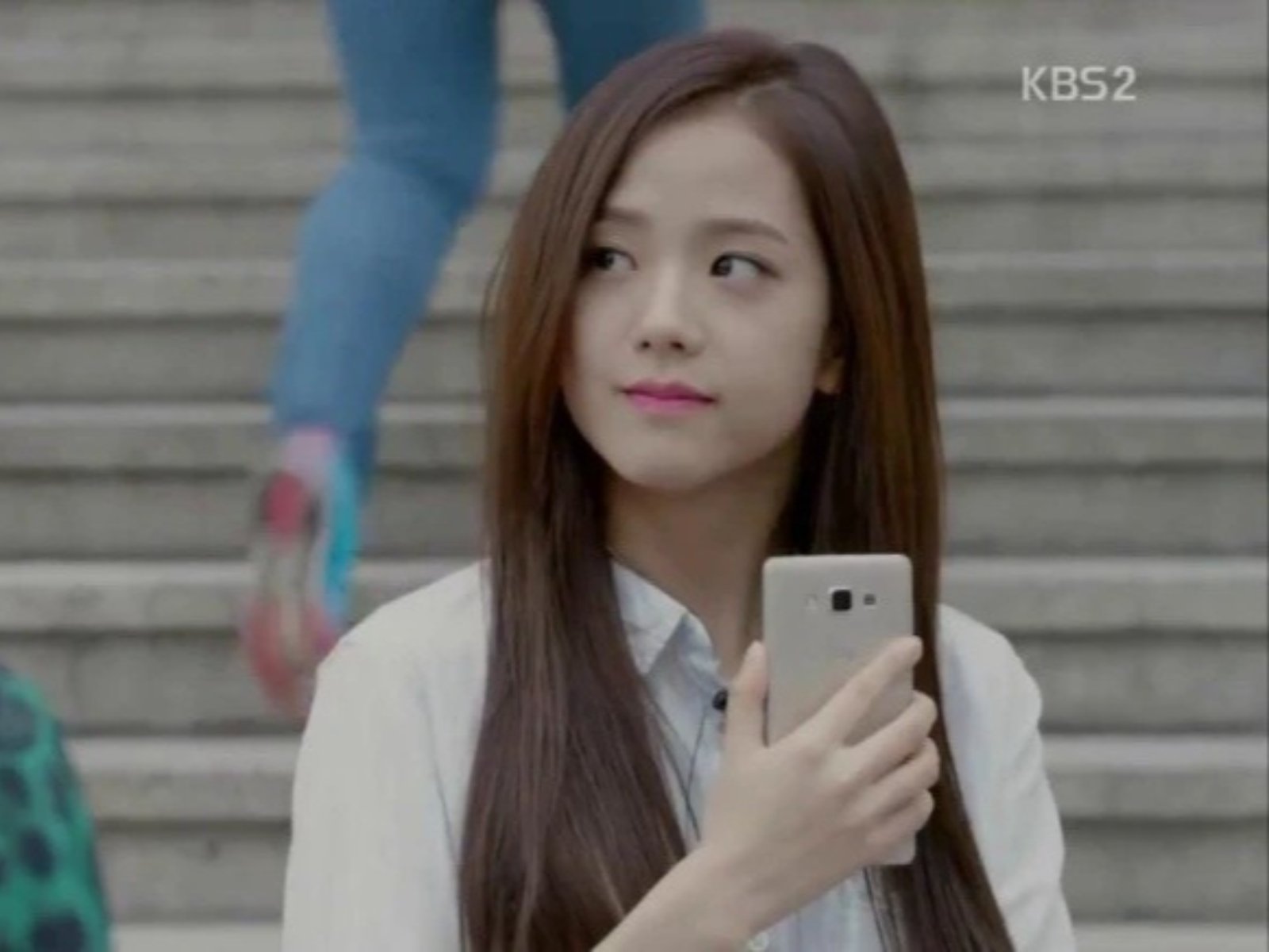 Jisoo 十年前戀綜打敗 IU 尷尬片段瘋傳！網友驚呼：「是 YG 搞的鬼！」