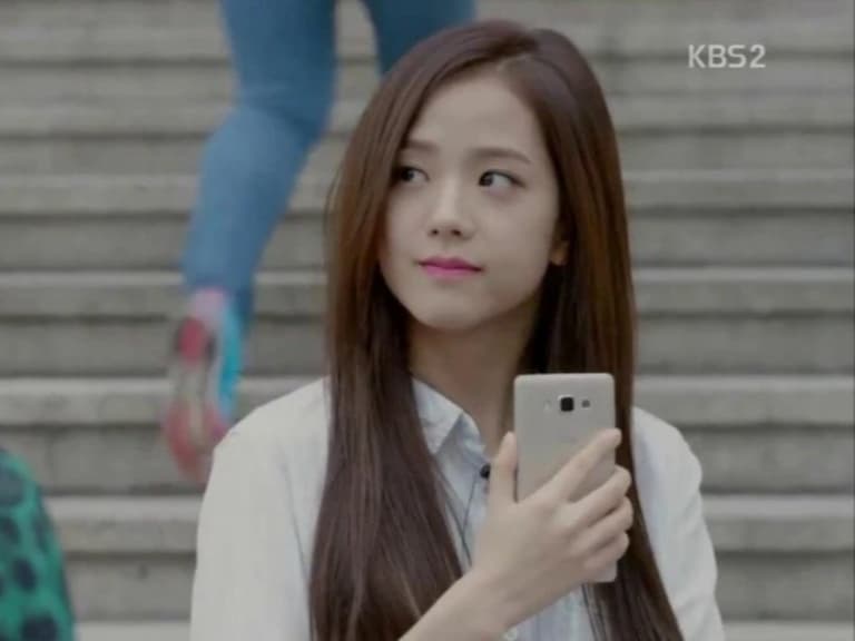 Jisoo 十年前戀綜打敗 IU 尷尬片段瘋傳！網友驚呼：「是 YG 搞的鬼！」