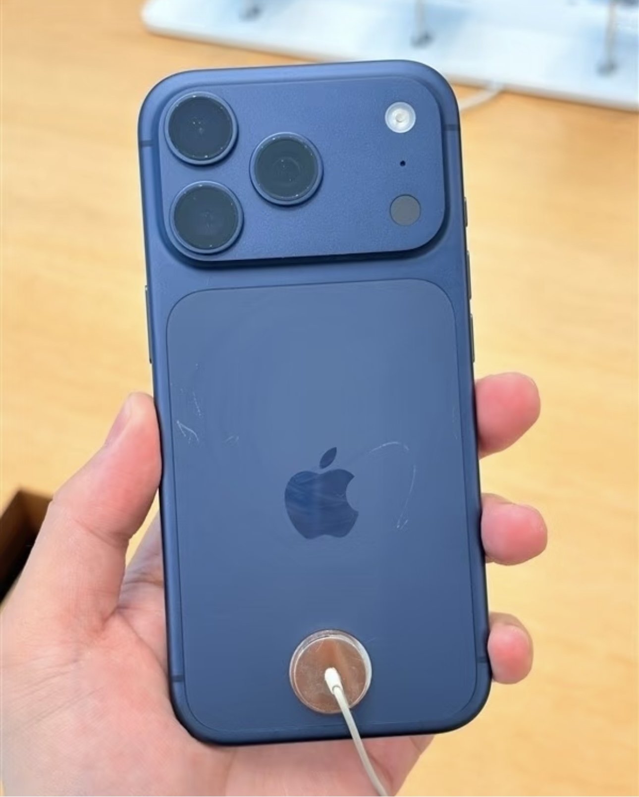 iPhone17 開賣災情不斷！藏藍色背板不耐刮，展示機 3 小時刮痕累累！
