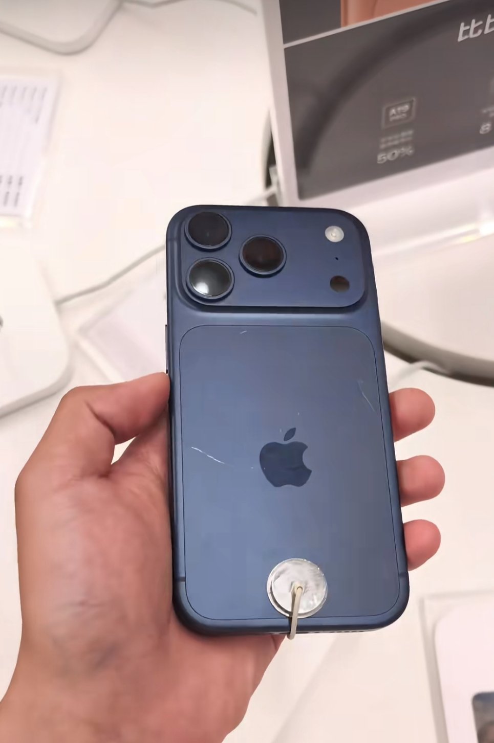 iPhone17 開賣災情不斷！藏藍色背板不耐刮，展示機 3 小時刮痕累累！